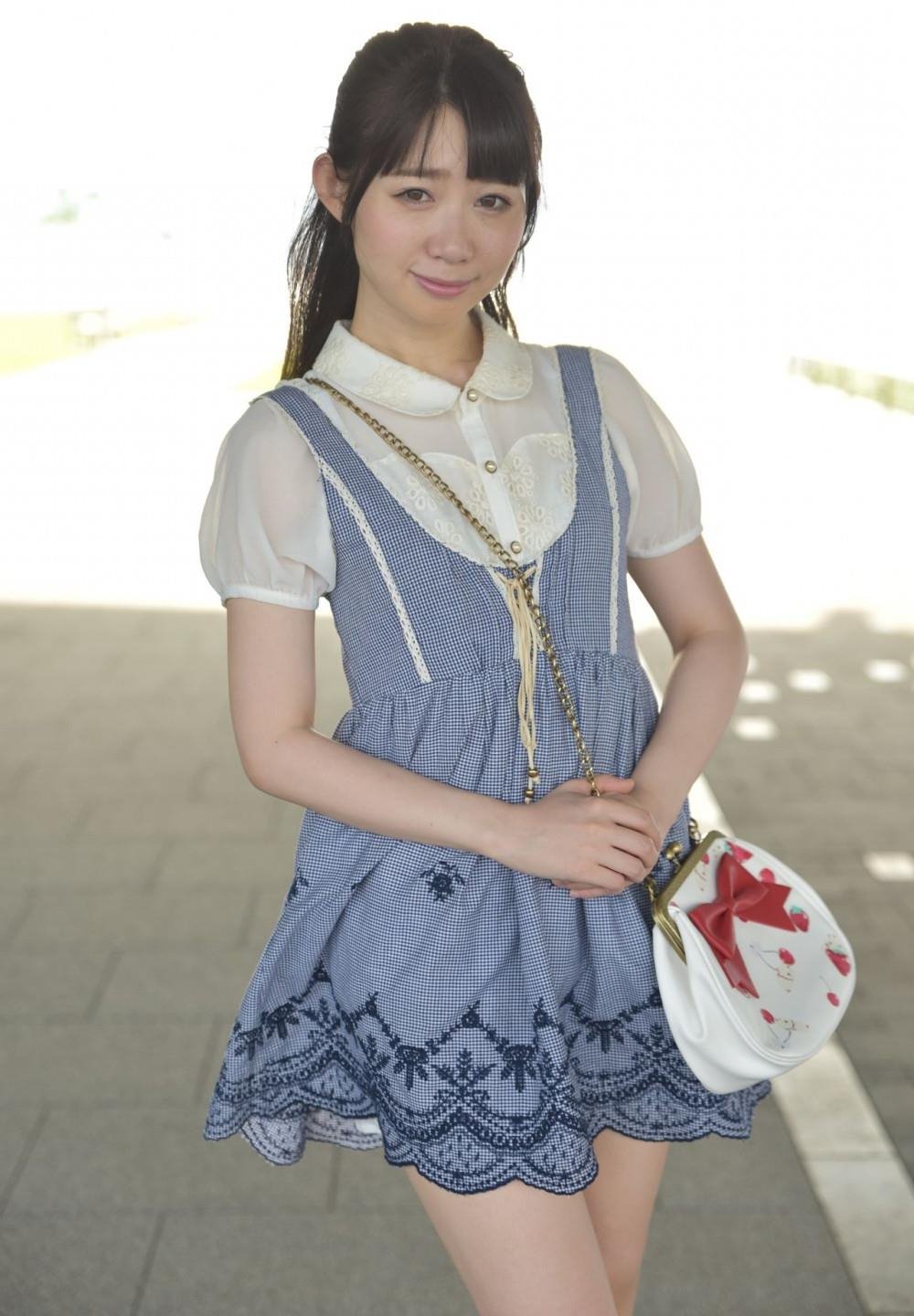 ���ߣ����ɵĻ�ɫ��ɫ��ͷ��