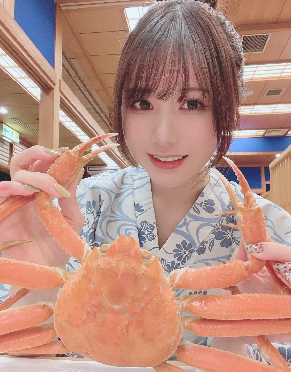 ���ߣ�����ӭ���ɫ�߿գ�ͷ��