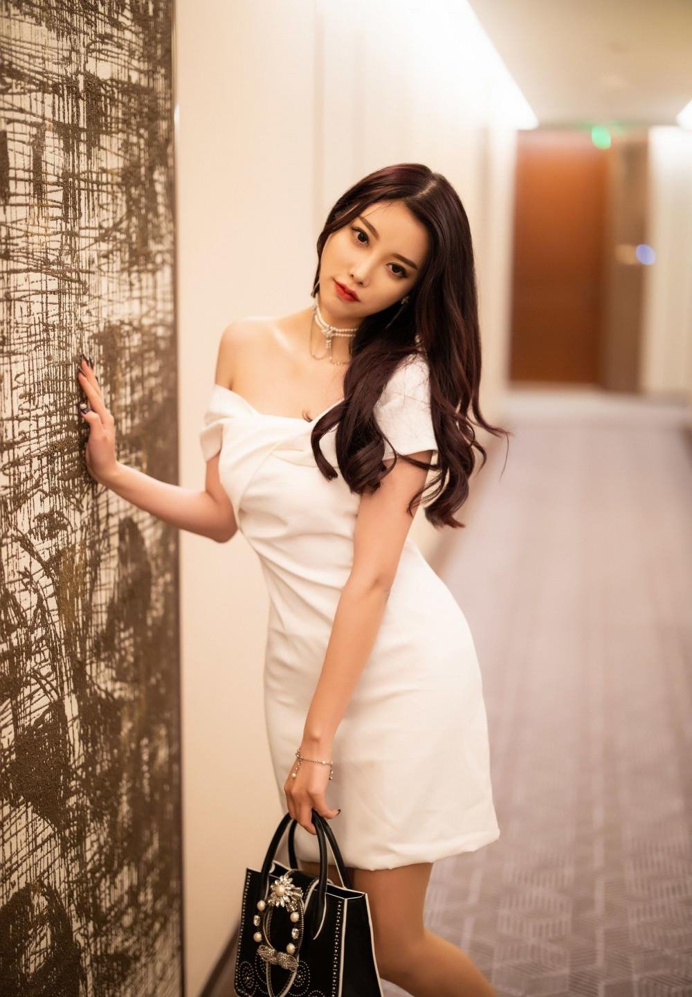 ���ߣ�����ʨ�����ѣ�ͷ��