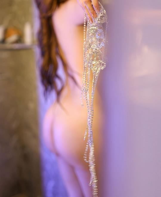 ���ߣ����ŵĻ�ɫ�¸ҵı���ѩ�ģ�ͷ��